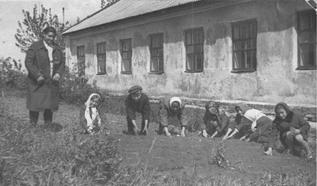 1975 (76?) год восьмилетняя школа в селе Журавлино, Авдеева А.К. со своими четвероклассниками 1975 (76?) год восьмилетняя школа в селе Журавлино, Авдеева А.К. со своими четвероклассниками